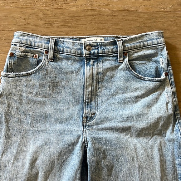 A&F 90s Ultra High Rise Straight Jeans - Picture 1 of 4